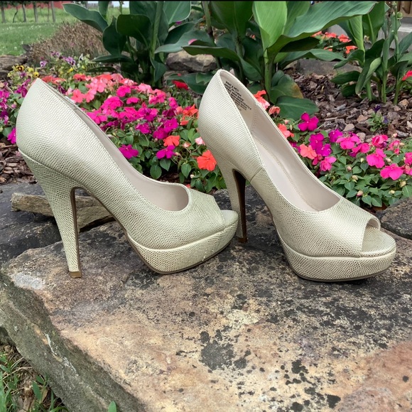 Apt 9 Gold/Cream Colored Platform Stilettos - Size 6 - Picture 2 of 9